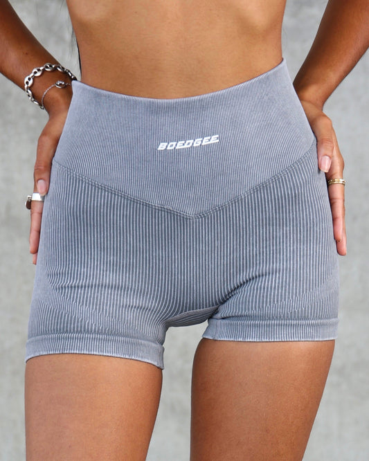 Soyez prête à tout avec ce short de sport tendance, offrant un ajustement parfait et un look stylé pour vos activités sportives.